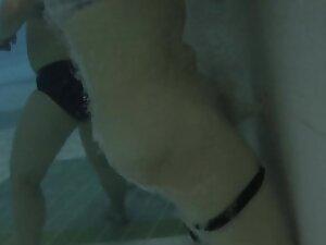 Water massage for horny pussy in swimming pool Picture 5