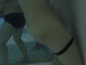 Water massage for horny pussy in swimming pool Picture 7