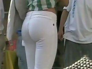 Following a pair of enchanting buttocks Picture 1