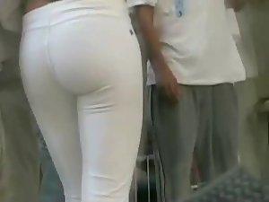 Following a pair of enchanting buttocks Picture 7