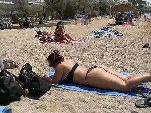 Curvy girl looks sexually inviting while she sunbathes Picture 5