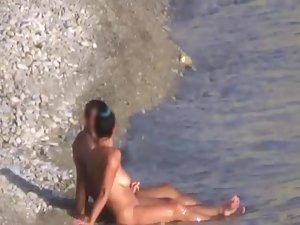 Zooming on a couple having beach sex Picture 2