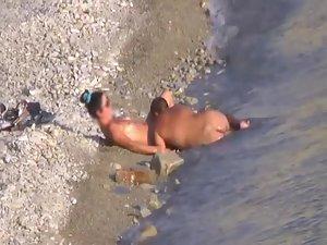 Zooming on a couple having beach sex Picture 4