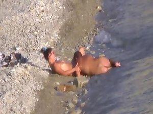 Zooming on a couple having beach sex Picture 5