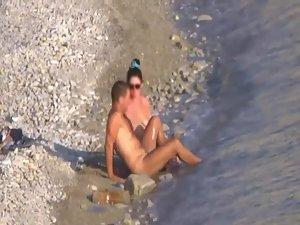 Zooming on a couple having beach sex Picture 6
