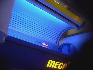 Mature lady wipes the tanning machine Picture 1