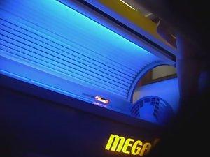 Mature lady wipes the tanning machine Picture 4