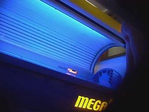 Mature lady wipes the tanning machine Picture 5