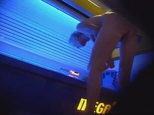 Mature lady wipes the tanning machine Picture 6