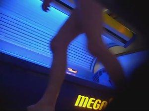 Mature lady wipes the tanning machine Picture 7