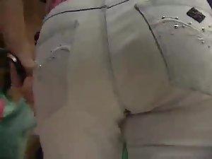 Firm buttocks of some teen girls Picture 2