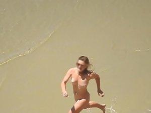 Peeping on hot nudist girl playing frisbee Picture 6