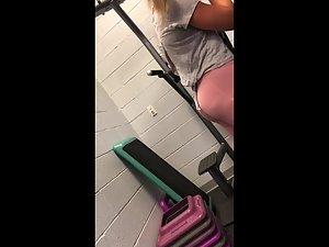 Meaty ass in pink tights at the gym Picture 2