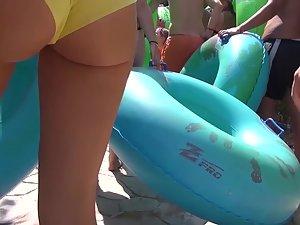 Hot ass in yellow bikini at the water park Picture 1
