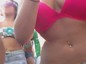 Party girl bounces to the music Picture 4