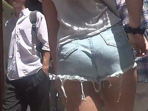 Hot teenage ass in cutoff shorts Picture 1