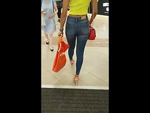 Sexy tall milf knows that she is wanted Picture 6