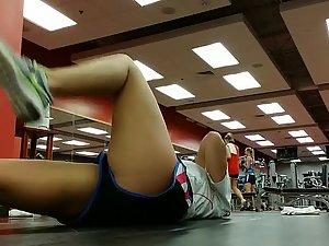 Sporty chick warms up and stretches Picture 2