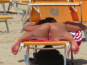 Exciting beach girl caught by voyeur Picture 1