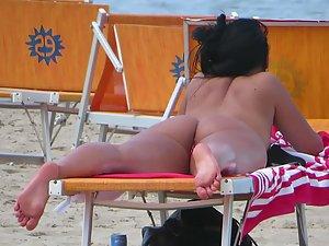Exciting beach girl caught by voyeur Picture 2