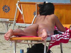 Exciting beach girl caught by voyeur Picture 3