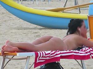Exciting beach girl caught by voyeur