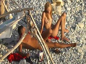 Horny couple spied on a beach Picture 2