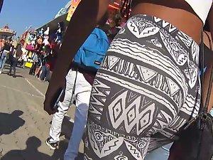 Chocolate ass wiggles in tights Picture 2