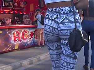 Chocolate ass wiggles in tights Picture 3