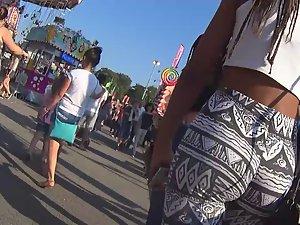 Chocolate ass wiggles in tights Picture 7