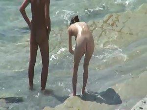 Skinny girl with her man on a beach Picture 8