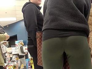 Greenish leggings encircle a hot ass Picture 4