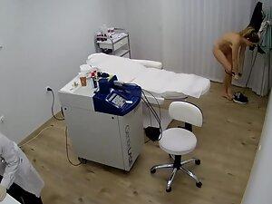 Hot woman gets naked for hair removal Picture 3