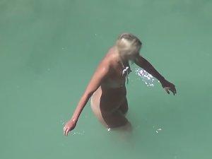 Naked couple stepping in the water Picture 8