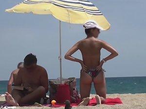 Great beach day for a voyeur Picture 1