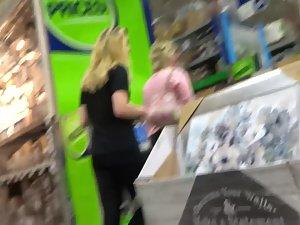 Following a hot blonde in big store Picture 1