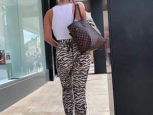 Powerful ass in animal patterned leggings Picture 1