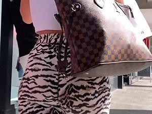 Powerful ass in animal patterned leggings Picture 5