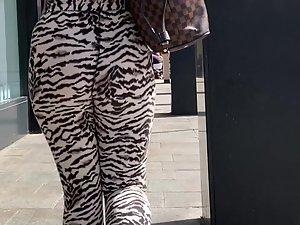 Powerful ass in animal patterned leggings Picture 6