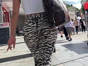 Powerful ass in animal patterned leggings Picture 7