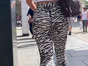 Powerful ass in animal patterned leggings Picture 8