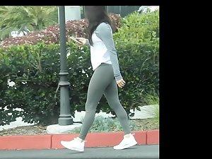Fit beauty walks in front of the voyeur Picture 5
