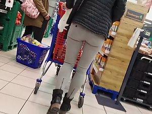 Lovely skinny milf spotted in supermarket Picture 3