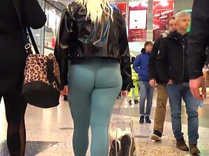 Impressive wobbly ass looks magically good in tights Picture 3