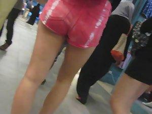 Chinese girl's hot ass in shorts Picture 3